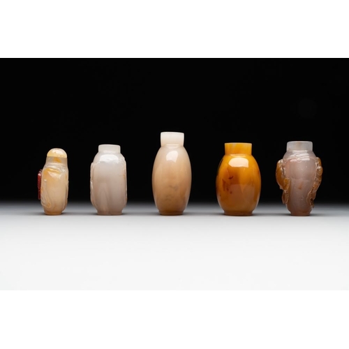 50 - Five Chinese agate snuff bottles, 19/20th C.H.: 6,5 cm (the tallest)The absence of a condition repor... 