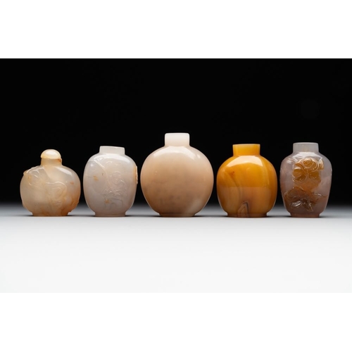 50 - Five Chinese agate snuff bottles, 19/20th C.H.: 6,5 cm (the tallest)The absence of a condition repor... 