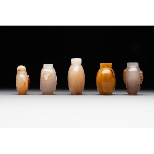 50 - Five Chinese agate snuff bottles, 19/20th C.H.: 6,5 cm (the tallest)The absence of a condition repor... 