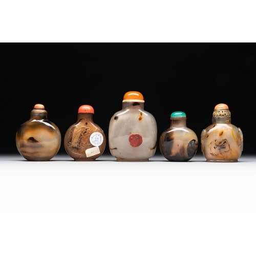 51 - Five fine Chinese agate snuff bottles, QingH.: 7,9 cm (the tallest incl. stopper)The absence of a co... 