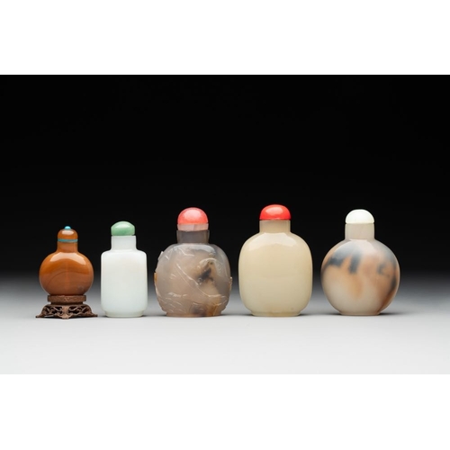 55 - Nine Chinese jade and agate snuff bottles, 19/20th C.H.: 8 cm (the tallest incl. stopper)H.: 4 cm (t... 