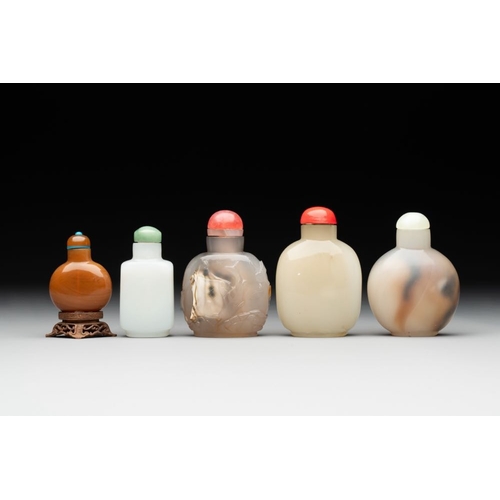 55 - Nine Chinese jade and agate snuff bottles, 19/20th C.H.: 8 cm (the tallest incl. stopper)H.: 4 cm (t... 