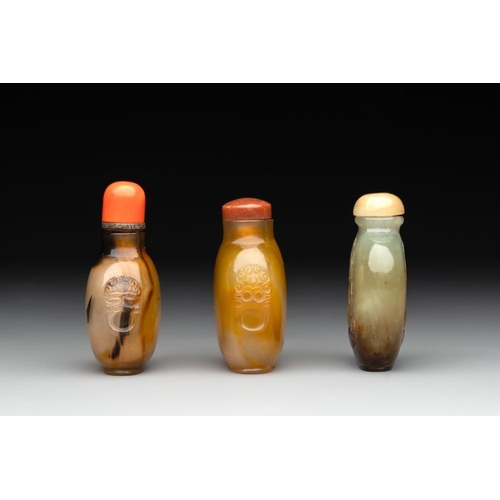 61 - Six Chinese agate, jade and glass snuff bottles, 19/20th C.H.: 11,9 cm (the tallest incl. stopper an... 