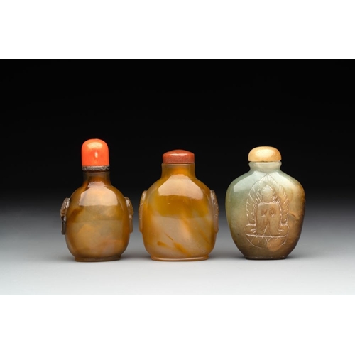 61 - Six Chinese agate, jade and glass snuff bottles, 19/20th C.H.: 11,9 cm (the tallest incl. stopper an... 