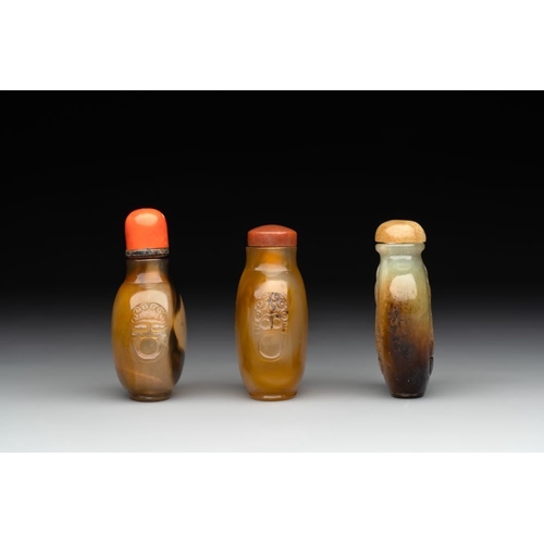 61 - Six Chinese agate, jade and glass snuff bottles, 19/20th C.H.: 11,9 cm (the tallest incl. stopper an... 