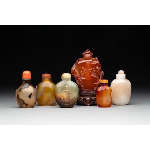 61 - Six Chinese agate, jade and glass snuff bottles, 19/20th C.H.: 11,9 cm (the tallest incl. stopper an... 