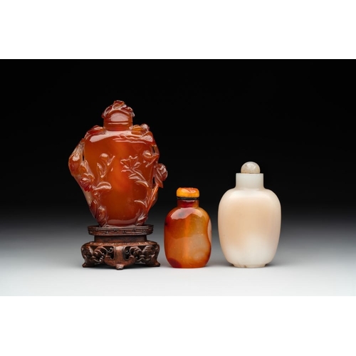 61 - Six Chinese agate, jade and glass snuff bottles, 19/20th C.H.: 11,9 cm (the tallest incl. stopper an... 