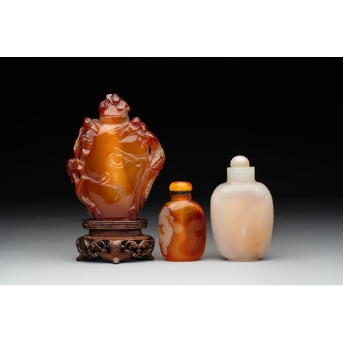 61 - Six Chinese agate, jade and glass snuff bottles, 19/20th C.H.: 11,9 cm (the tallest incl. stopper an... 