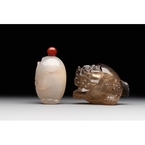 63 - Two Chinese agate snuff bottles in the form of a bird and a pekinese, 19th C.Dim.: 5,5 x 4,5 x 4,7 c... 