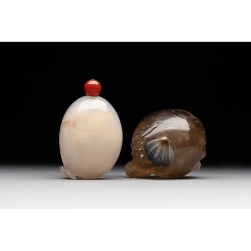 63 - Two Chinese agate snuff bottles in the form of a bird and a pekinese, 19th C.Dim.: 5,5 x 4,5 x 4,7 c... 