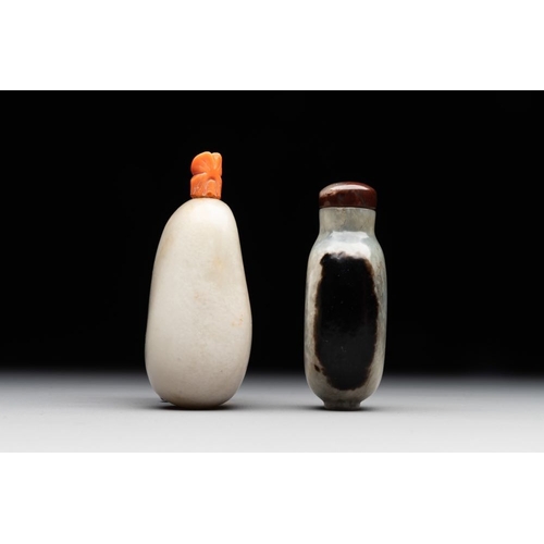 65 - Two Chinese jade snuff bottles, 19th C.H.: 7 cm (the tallest incl. stopper)The absence of a conditio... 