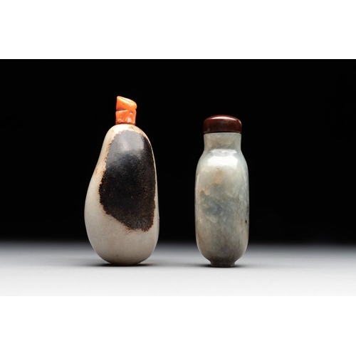 65 - Two Chinese jade snuff bottles, 19th C.H.: 7 cm (the tallest incl. stopper)The absence of a conditio... 