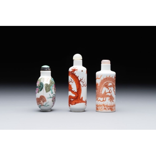 7 - Three Chinese famille rose and iron-red 'Buddhist lion' and 'dragon' snuff bottles, 19th C.H.: 8,7 c... 