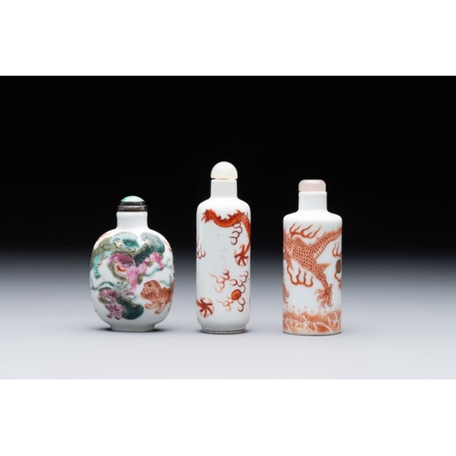 7 - Three Chinese famille rose and iron-red 'Buddhist lion' and 'dragon' snuff bottles, 19th C.H.: 8,7 c... 