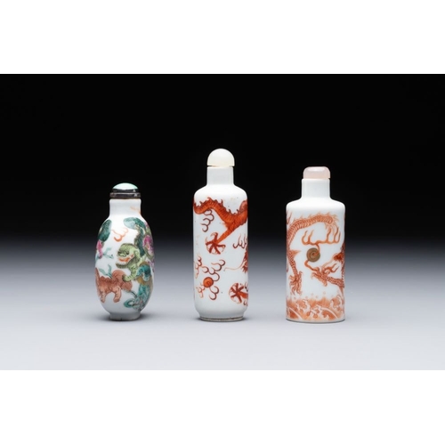 7 - Three Chinese famille rose and iron-red 'Buddhist lion' and 'dragon' snuff bottles, 19th C.H.: 8,7 c... 