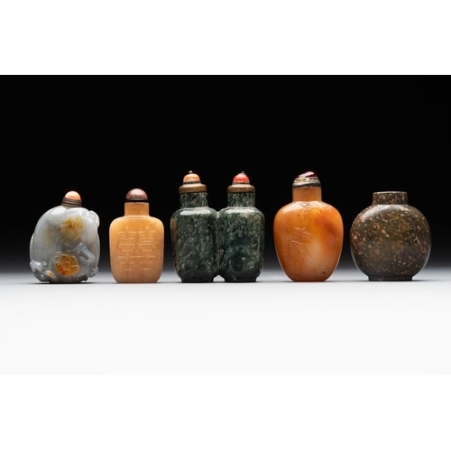 70 - Five Chinese jade and hardstone snuff bottles, 20th C.H.: 7 cm (the tallest incl. stopper)The absenc... 