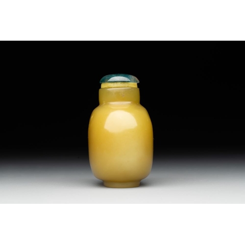 72 - A Chinese yellow jade snuff bottle with moss agate cover and bone stopper, 19th C.H.: 6,3 cm (incl. ... 