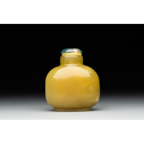 72 - A Chinese yellow jade snuff bottle with moss agate cover and bone stopper, 19th C.H.: 6,3 cm (incl. ... 