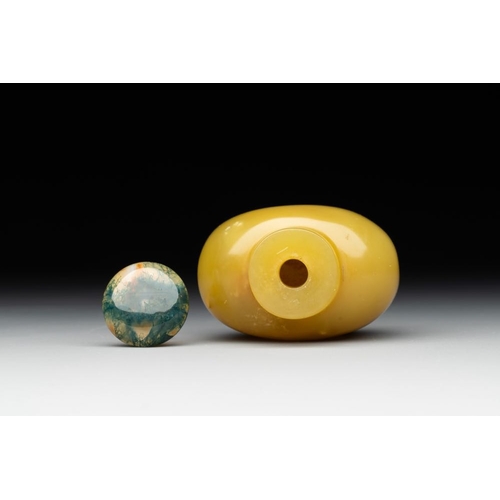 72 - A Chinese yellow jade snuff bottle with moss agate cover and bone stopper, 19th C.H.: 6,3 cm (incl. ... 