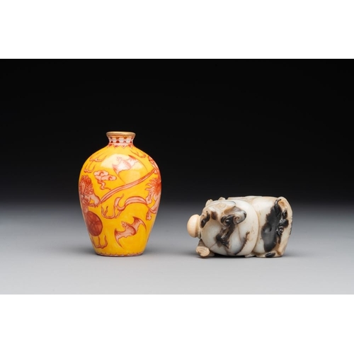 73 - A Chinese jade snuff bottle and a yellow-ground iron-red snuff bottle, Daoguang mark, 19th C.H.: 6,5... 