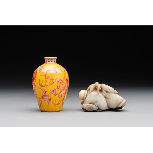 73 - A Chinese jade snuff bottle and a yellow-ground iron-red snuff bottle, Daoguang mark, 19th C.H.: 6,5... 