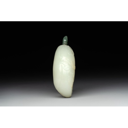 75 - A fine Chinese celadon jade 'dragonfly' snuff bottle and stopper, DaoguangH.: 7,5 cm (incl. stopper)... 