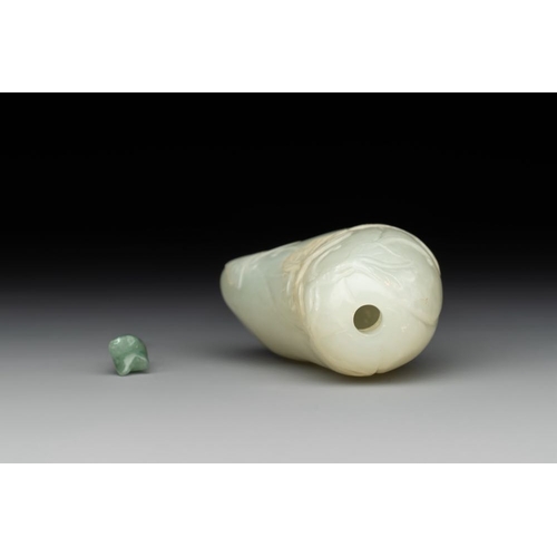 75 - A fine Chinese celadon jade 'dragonfly' snuff bottle and stopper, DaoguangH.: 7,5 cm (incl. stopper)... 