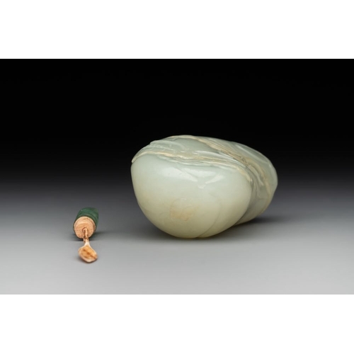 75 - A fine Chinese celadon jade 'dragonfly' snuff bottle and stopper, DaoguangH.: 7,5 cm (incl. stopper)... 