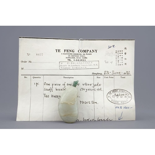 75 - A fine Chinese celadon jade 'dragonfly' snuff bottle and stopper, DaoguangH.: 7,5 cm (incl. stopper)... 