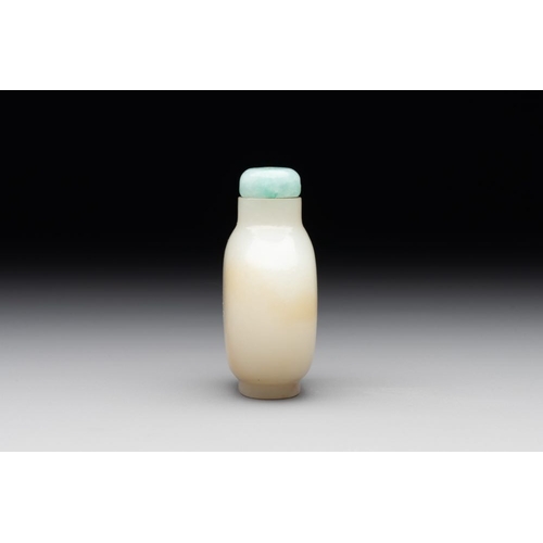 76 - A Chinese white jade snuff bottle with jadeite stopper, 18/19th C.H.: 6,1 cm (incl. stopper)Weight: ... 