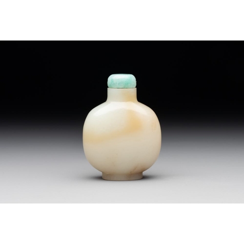 76 - A Chinese white jade snuff bottle with jadeite stopper, 18/19th C.H.: 6,1 cm (incl. stopper)Weight: ... 