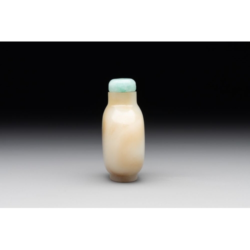 76 - A Chinese white jade snuff bottle with jadeite stopper, 18/19th C.H.: 6,1 cm (incl. stopper)Weight: ... 