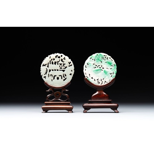 80 - Two Chinese round jade plaques on carved wooden stands, 19th C.Dia.: 5,3 cm (the largest excl. stand... 