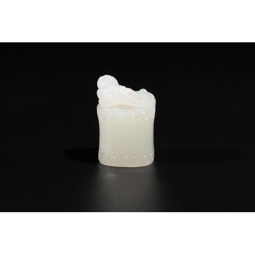 82 - A Chinese white jade carving of a chilong reclining on bamboo, QingDim.: 2,2 x 1,5 x 1,8 cm
 Weight:... 