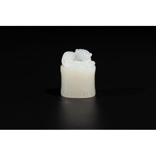 82 - A Chinese white jade carving of a chilong reclining on bamboo, QingDim.: 2,2 x 1,5 x 1,8 cm
 Weight:... 