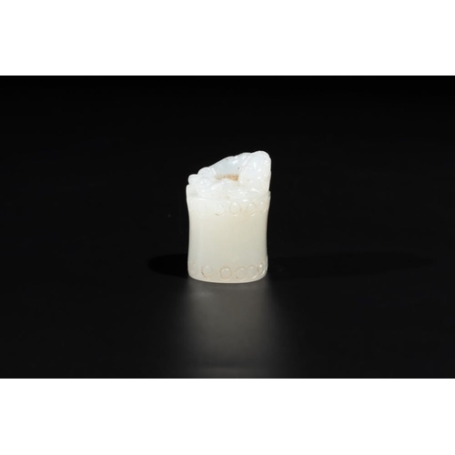 82 - A Chinese white jade carving of a chilong reclining on bamboo, QingDim.: 2,2 x 1,5 x 1,8 cm
 Weight:... 