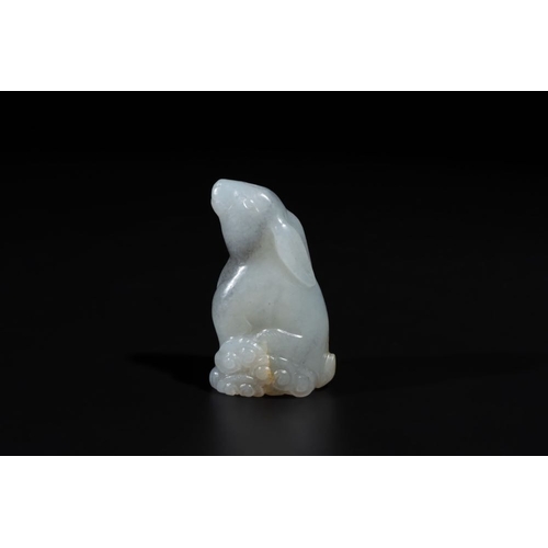 83 - A Chinese grey jade carving of a hare, QingDim.: 4,8 x 2,2 x 2,8 cm
 Weight: 39 gramsThe absence of ... 