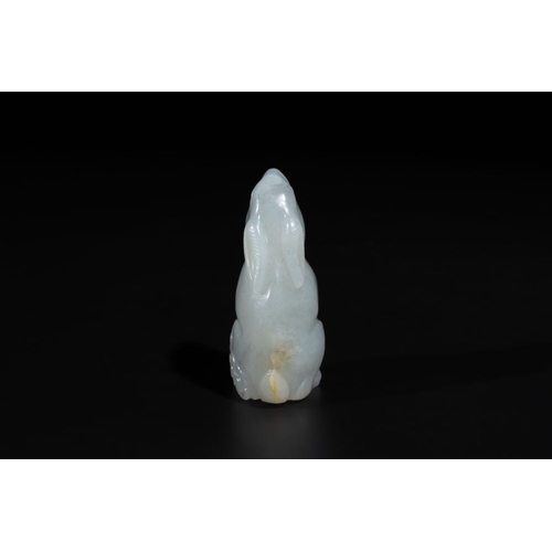 83 - A Chinese grey jade carving of a hare, QingDim.: 4,8 x 2,2 x 2,8 cm
 Weight: 39 gramsThe absence of ... 