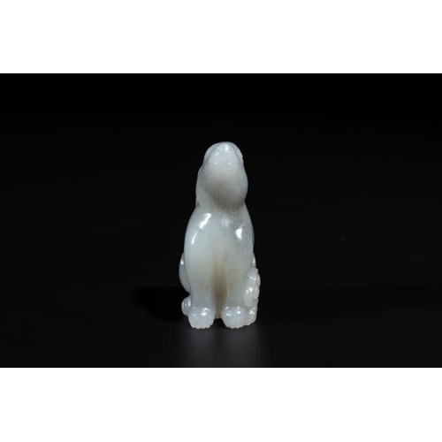 83 - A Chinese grey jade carving of a hare, QingDim.: 4,8 x 2,2 x 2,8 cm
 Weight: 39 gramsThe absence of ... 