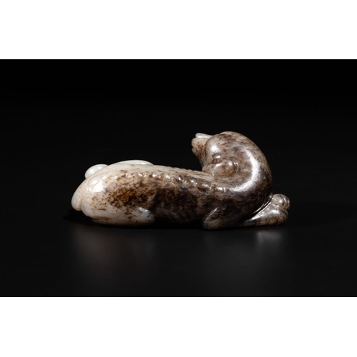 84 - A Chinese partly black coloured white jade dog carving, QingDim.: 7,3 x 2,8 x 3,1 cm
 Weight: 75 gra... 