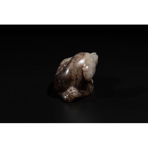 84 - A Chinese partly black coloured white jade dog carving, QingDim.: 7,3 x 2,8 x 3,1 cm
 Weight: 75 gra... 