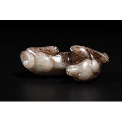 84 - A Chinese partly black coloured white jade dog carving, QingDim.: 7,3 x 2,8 x 3,1 cm
 Weight: 75 gra... 