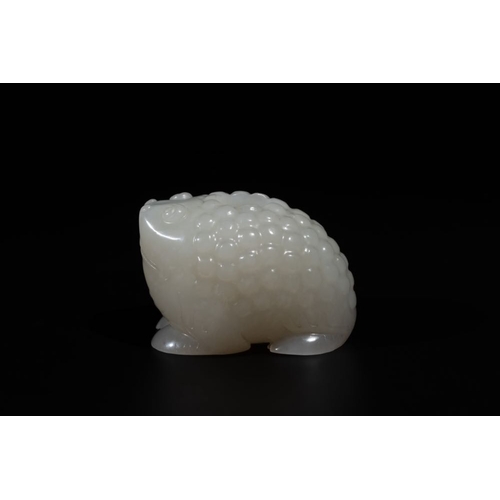 86 - A Chinese white jade water pot in the shape of a three-legged toad, QingDim.: 5,5 x 3,8 x 3,7 cm
 We... 