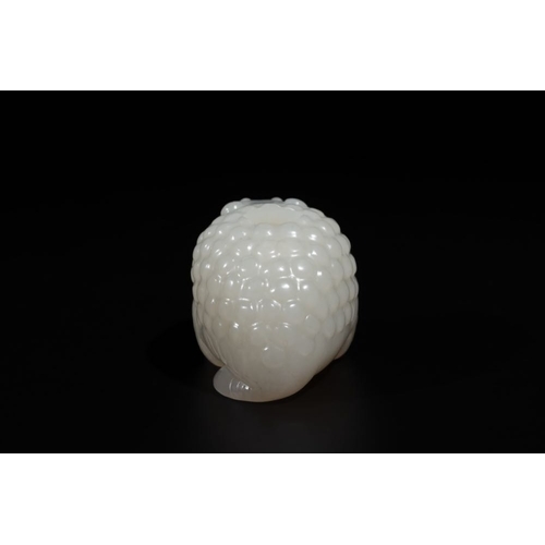 86 - A Chinese white jade water pot in the shape of a three-legged toad, QingDim.: 5,5 x 3,8 x 3,7 cm
 We... 