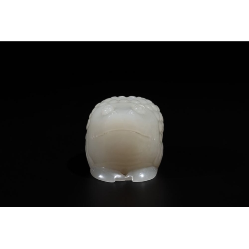 86 - A Chinese white jade water pot in the shape of a three-legged toad, QingDim.: 5,5 x 3,8 x 3,7 cm
 We... 