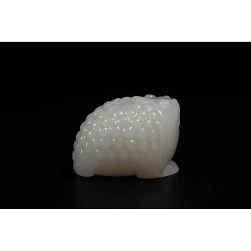 86 - A Chinese white jade water pot in the shape of a three-legged toad, QingDim.: 5,5 x 3,8 x 3,7 cm
 We... 