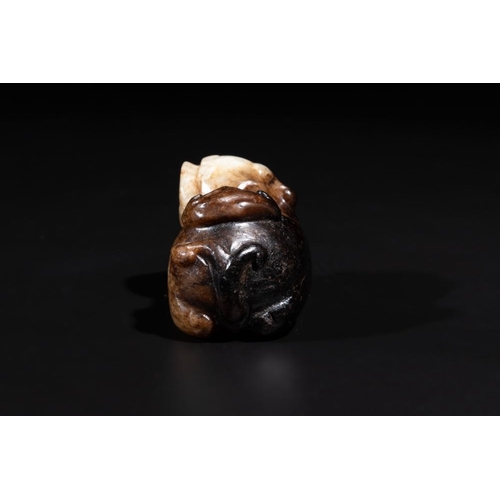 87 - A Chinese celadon and russet jade mythical beast carving, MingDim.: 5,3 x 3 x 2,8 cm
 Weight: 80 gra... 