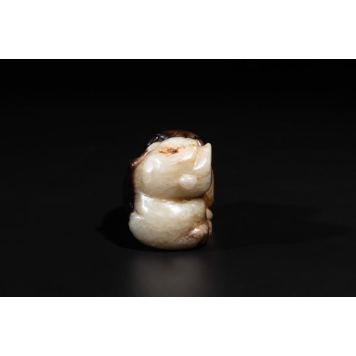 87 - A Chinese celadon and russet jade mythical beast carving, MingDim.: 5,3 x 3 x 2,8 cm
 Weight: 80 gra... 