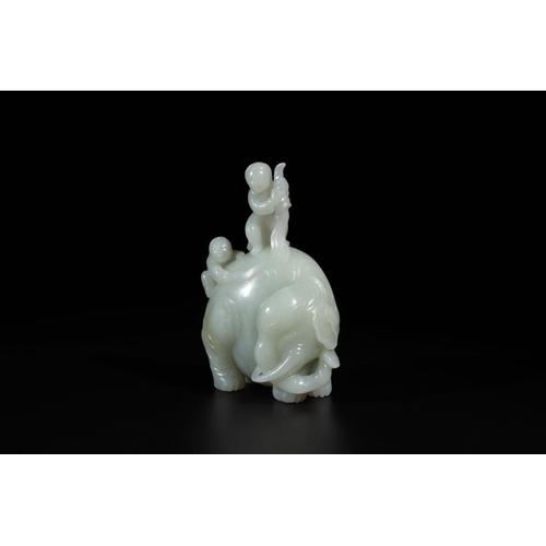 88 - A Chinese celadon jade group of two boys cleansing an elephant, 18th C.L.: 9,5 cm - H.: 13,5 cmWeigh... 