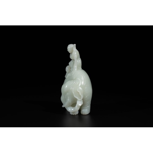 88 - A Chinese celadon jade group of two boys cleansing an elephant, 18th C.L.: 9,5 cm - H.: 13,5 cmWeigh... 